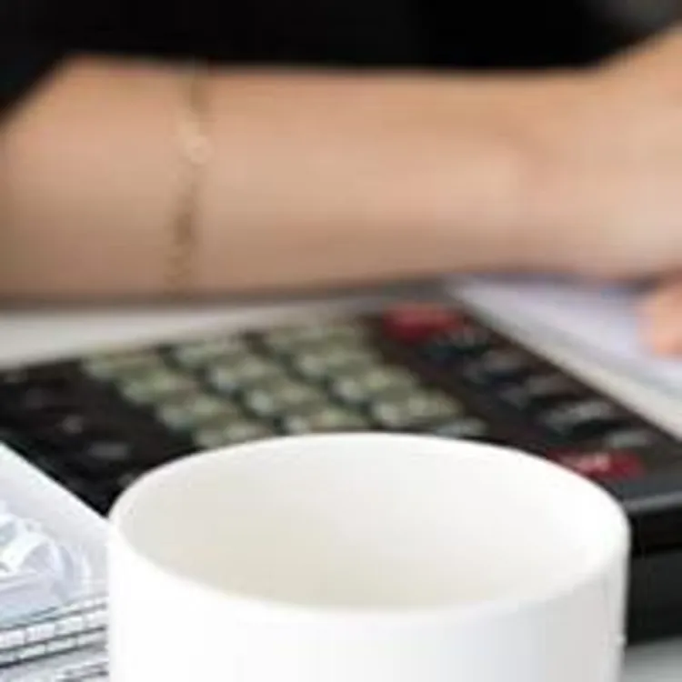 lender holding cash