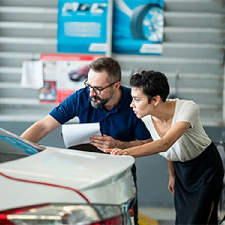 agent explaining car issues to lady customer