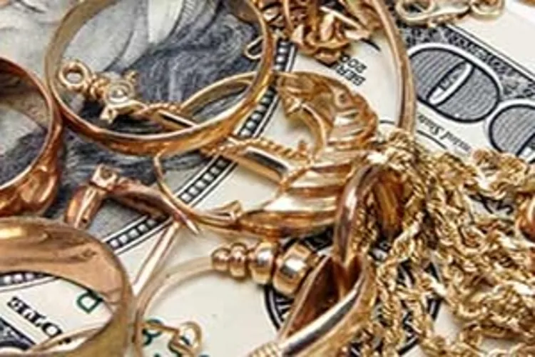 gold jewelry and cash