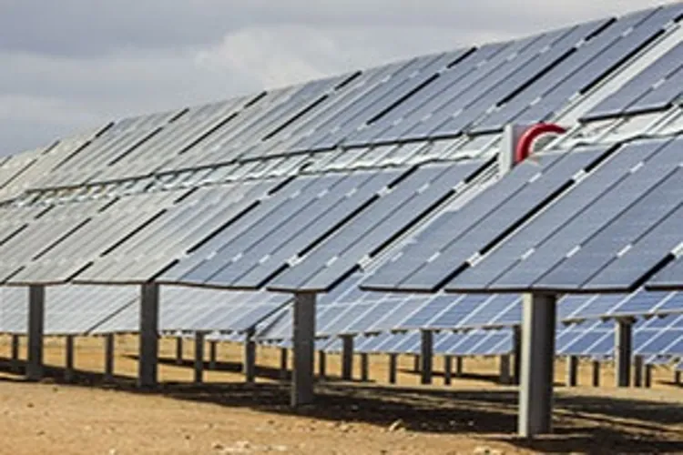bifacial modules located in hundred of rows in the desert